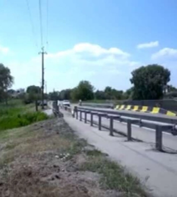 На Киевщине возобновлено движение через мост, который взорвали рашисты (видео)