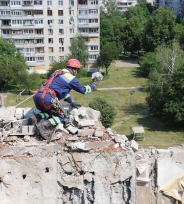 В Харькове разбирают завалы двух многоэтажек и школы (фото, видео)