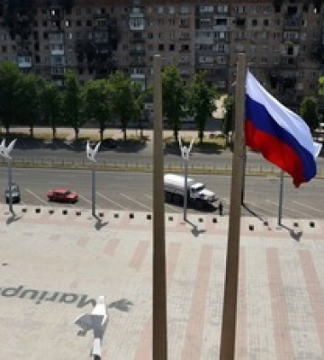 &quot;Просто переименуйте в Жданов&quot;: оккупанты вывесили флаг РФ в центре Мариуполя