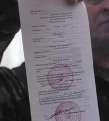 В центре Харькова начали вручать повестки мужчинам призывного возраста: как это объясняют военные