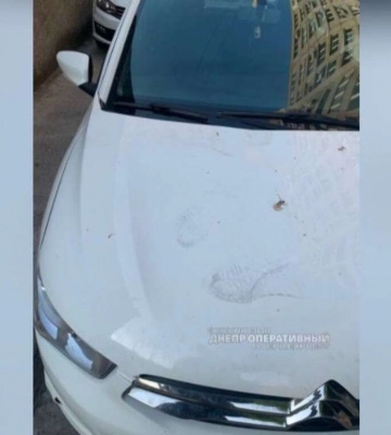 Погнуты капот и крыша: в Днепре неизвестный пробежался по автомобилю (видео)