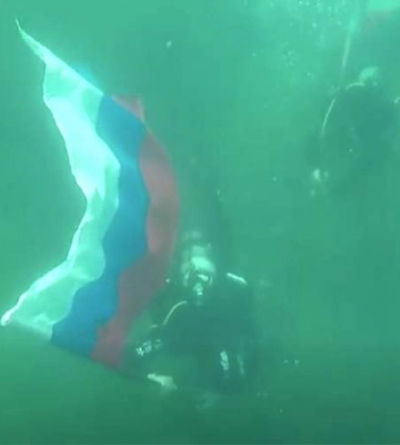 Флаг России достиг дна. В Крыму под толщей Черного моря установили триколор (видео)