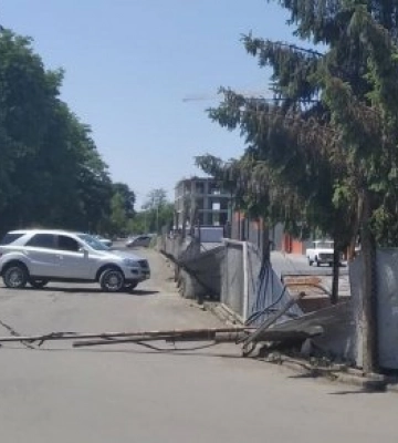 В одному з районів Ужгорода небезпечно впала електроопора, рух заблоковано
