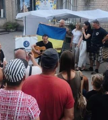 Святослав Вакарчук спел для переселенцев из Мариуполя: в какой город приехал артист