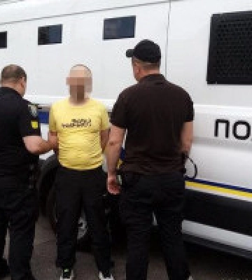 На столичній Троєщині правоохоронці затримали збувача наркотиків