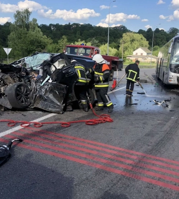 Внаслідок зіткнення легковика та автобуса на Вінниччині загинули 4 особи, - ДСНС. ФОТО