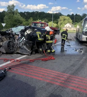 В Винницкой области на дороге столкнулись автобус и легковушка: автомобиль превратился в груду металла, есть погибшие 