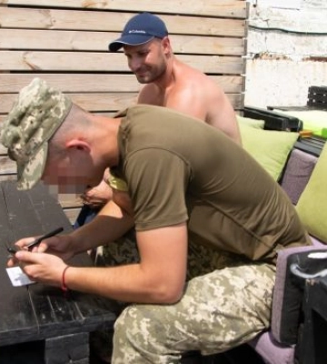 В Одессе отдыхающим призывного возраста раздают повестки на пляже