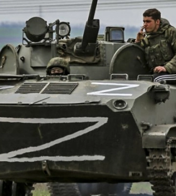 З Маріуполя окупанти вивозять військову техніку