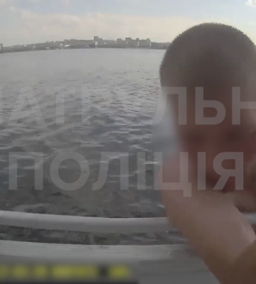 В Днепре полицейские спасли мужчину, которого унесло течением: видео с бодикамер