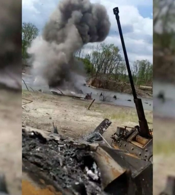 Украинские военные взорвали вражескую понтонную переправу: видео