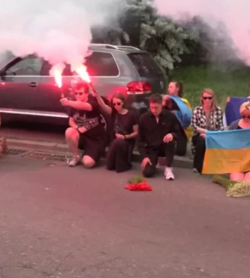 З фаєрами і на колінах зустріли кортеж із тілом Романа Ратушного у Києві