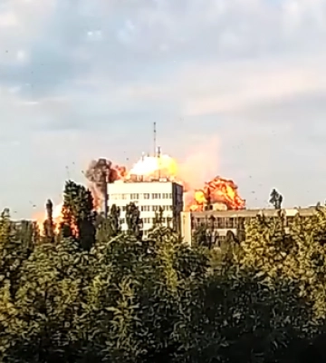 Россия ударила ракетами по жилым домам в Николаеве: появилось видео момента попадания