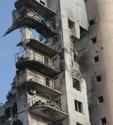 Пошкоджені бомбами окупантів будинки почали обвалюватися у Маріуполі