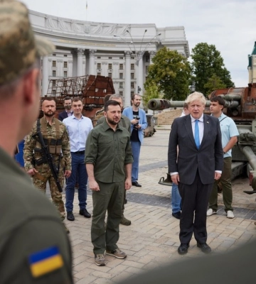 Зеленський і Джонсон відвідали виставку зруйнованої російської військової техніки у центрі Києва