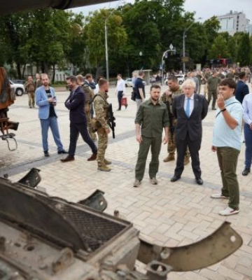 &quot;Друг, спасибо за этот день&quot;: Зеленский и Джонсон прогулялись по Киеву и посетили выставку уничтоженной техники РФ (видео, фото)