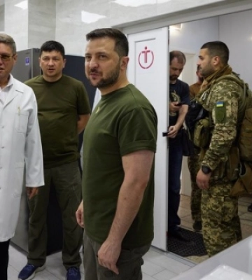 Зеленский вручил награды медработникам в Николаеве