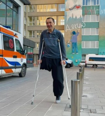 Сам робив перев’язки за допомогою дзеркала та ліхтаря. Історія лікаря з Маріуполя