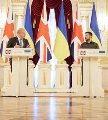 Джонсона тронула поездка в Киев: премьер Британии отдал честь павшим украинским воинам