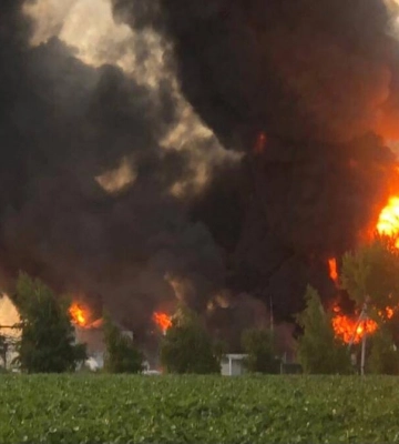 Во время тушения нефтебазы на Днепропетровщине взорвался резервуар, погиб спасатель