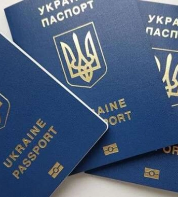 Украинцы смогут получить паспорт за границей: куда обращаться