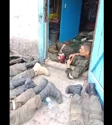 Медик ВСУ взял в плен восьмерых оккупантов, которые украли берцы с украинского склада