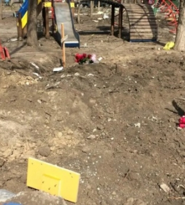 У Маріуполі окупанти розкопують могили у дворах багатоповерхівок