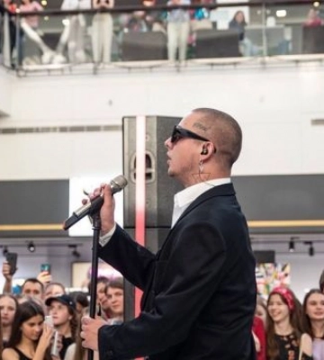 MELOVIN назвал сумму, которую ему удалось собрать для ВСУ на благотворительном концерте в Луцке