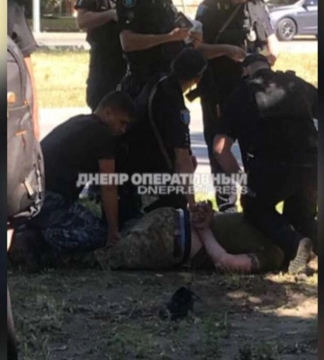 В Днепре пьяный водитель разбил витрину магазина и снес столб