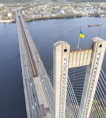 Южный мост в Киеве закрывают для частного транспорта