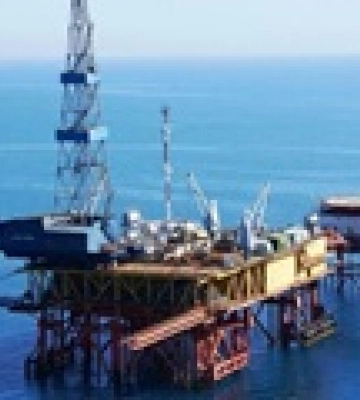 В Черном море не могут потушить буровую платформу