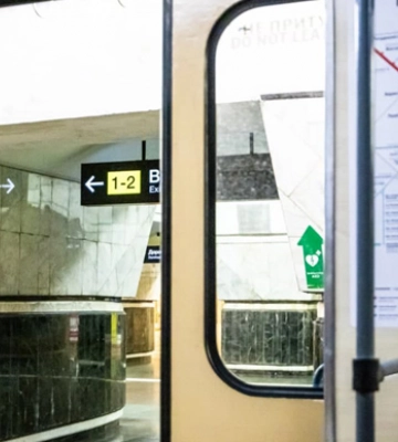 З-під метро у Києві приберуть МАФи, які перешкоджають проходу до укриттів