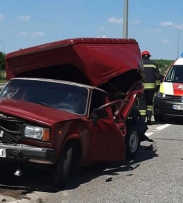 Под Днепром произошло ДТП: один из автомобилей перевернулся