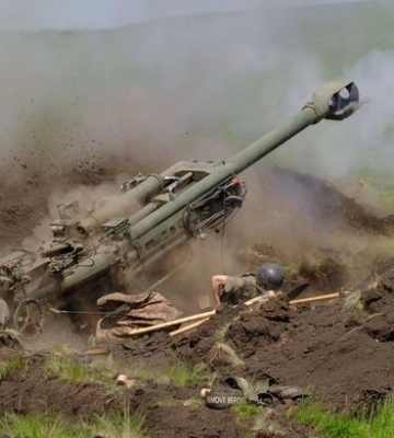 ВІДЕО, як артилеристи ЗСУ з гаубиці М-777 розбомбили російський склад боєприпасів у Запорізькій області