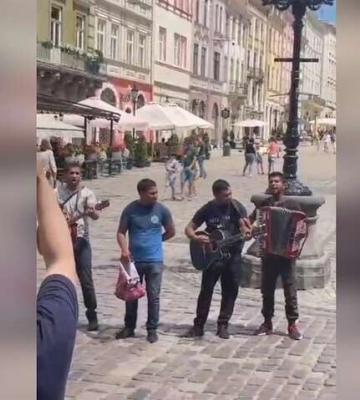 Роми заспівали патріотичні пісні у центрі Львова (відео)
