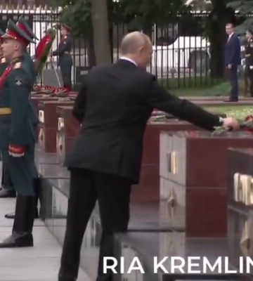 Путін поклав гвоздики до стел українських міст, які обстрілюють росіяни (відео)