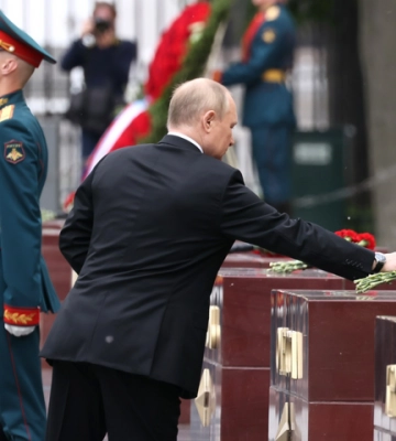 Путин положил гвоздики к стелам украинских городов, которые обстреливают россияне (видео)