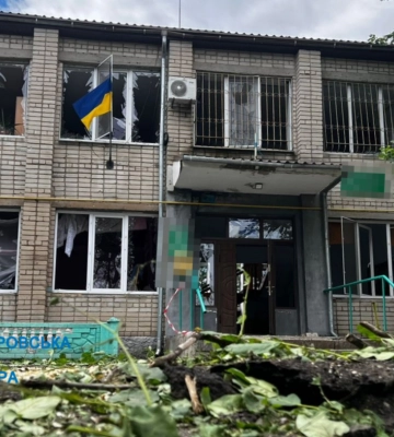 В селищі на Дніпропетровщині окупанти обстріляли будинок культури, сільраду та центральну площу, - ФОТО
