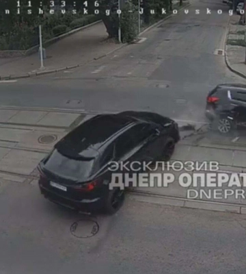 В Днепре на Чернышевского столкнулись Lexus и Kia: видео момента