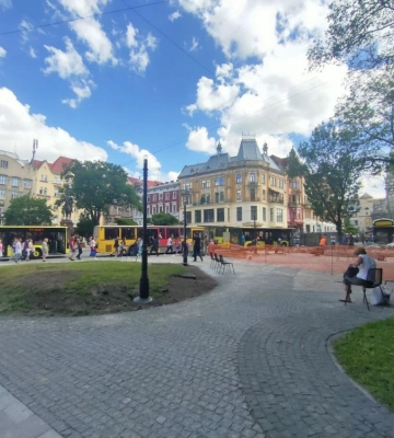 На площі Галицькій у Львові демонтують і огорожу, і стіну пам&#039;яті, створену американцем
