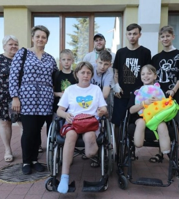 Зі Львова мама з донькою, які під час ракетного обстрілу росіян втратили ноги,  поїхали на протезування до США