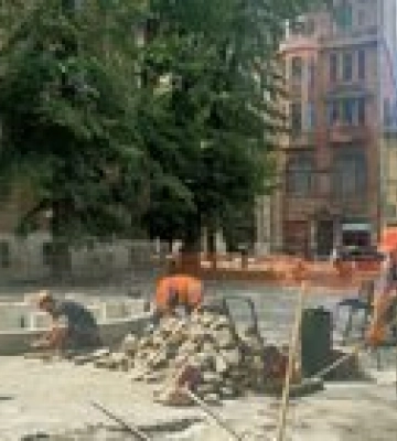 На площі Галицькій для зручності пішоходів демонтують огорожу, - ФОТО