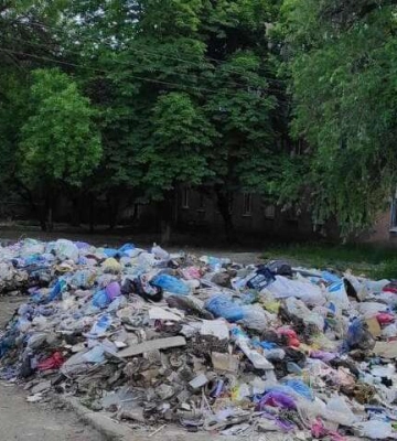 Маріуполь на межі епідемічної катастрофи: місто тоне у смітті 
