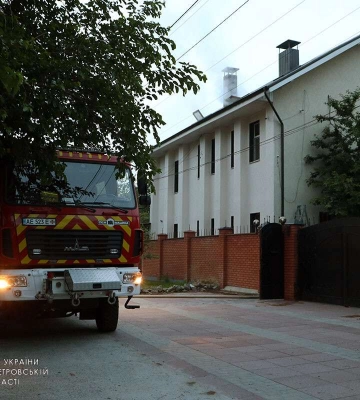 На рассвете в Днепре горел жилой дом, пострадал мужчина
