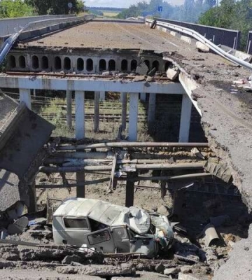 Рашисти знищили дороги та міст на під’їзді до Лисичанська (фото, відео)