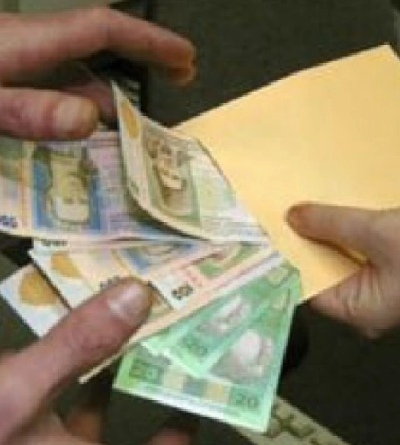 На Одещині викрили двох посадовців, які незаконно нараховували собі завищені зарплати