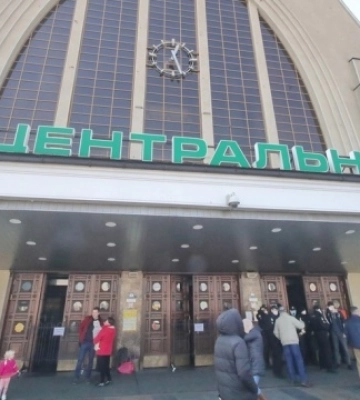 Оккупанты повредили в Киеве железнодорожный вокзал: возможна задержка поездов