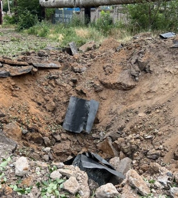 Камери зафіксували моменти влучання російських снарядів поблизу АЗС у Миколаєві