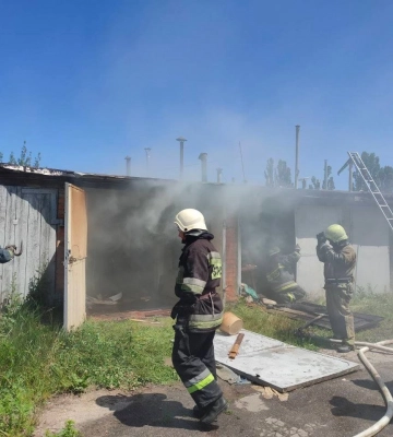 У Харкові через ворожий обстріл загорілися гаражі