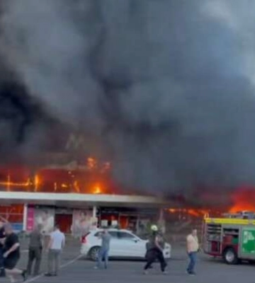 Ракетний обстріл Кременчука. Фото та відео з місця подій